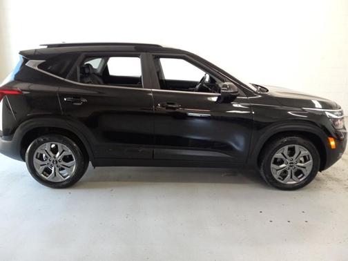 Fusion Orange 2024 Kia Seltos S