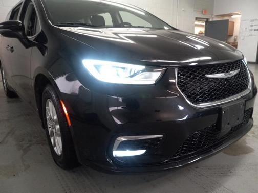 2023 Chrysler Pacifica Touring-L