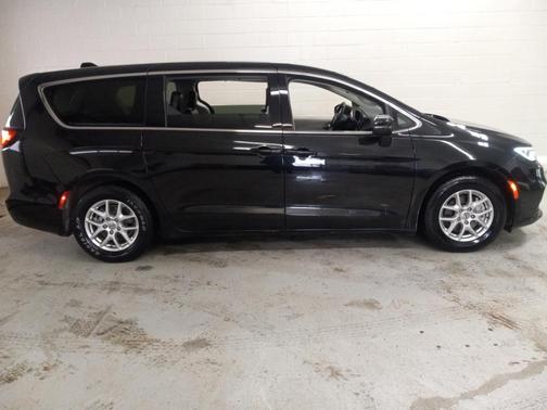 2023 Chrysler Pacifica Touring-L