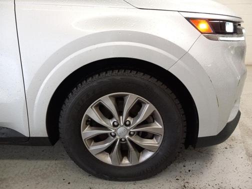 2023 Kia Carnival LX