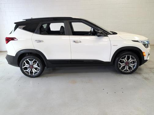 Clear White / Black Roof 2022 Kia Seltos SX