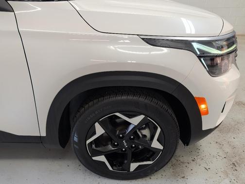 Snow White Pearl 2025 Kia Seltos S