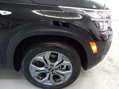 Fusion Orange 2025 Kia Seltos LX