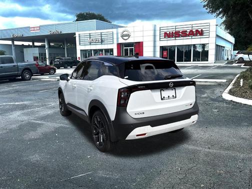 2025 Nissan Kicks SR