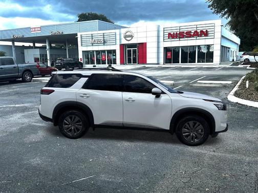 2025 Nissan Pathfinder SV