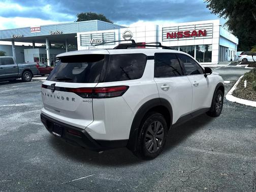 2025 Nissan Pathfinder SV