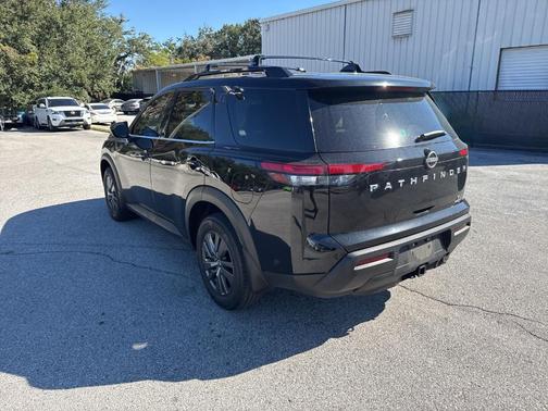 2022 Nissan Pathfinder SV