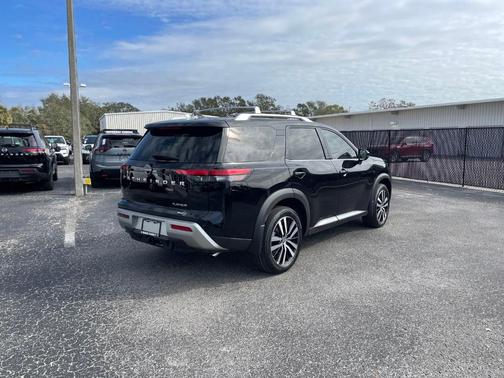 2025 Nissan Pathfinder Platinum