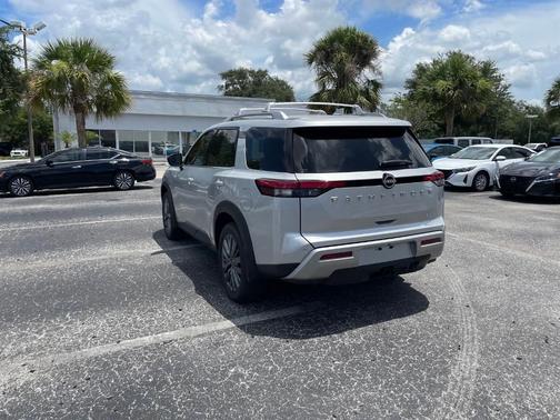2025 Nissan Pathfinder SL