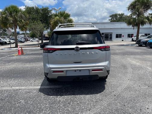 2025 Nissan Pathfinder SL