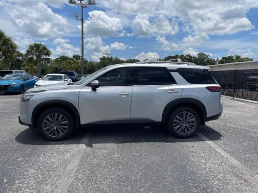 2025 Nissan Pathfinder SL