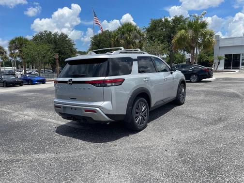 2025 Nissan Pathfinder SL