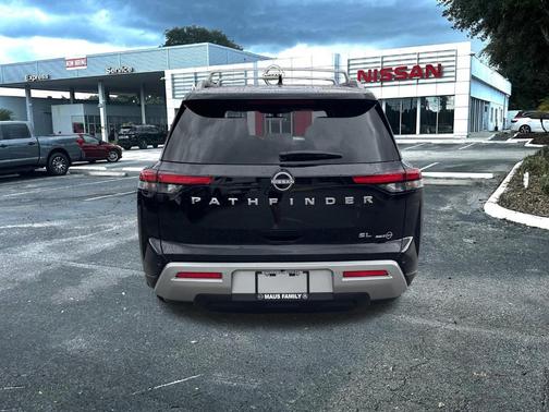 2025 Nissan Pathfinder SL