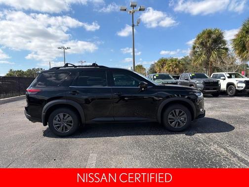 2023 Nissan Pathfinder SV