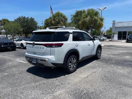 2025 Nissan Pathfinder SL
