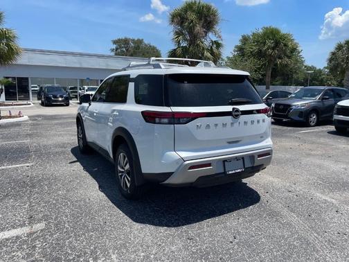 2025 Nissan Pathfinder SL