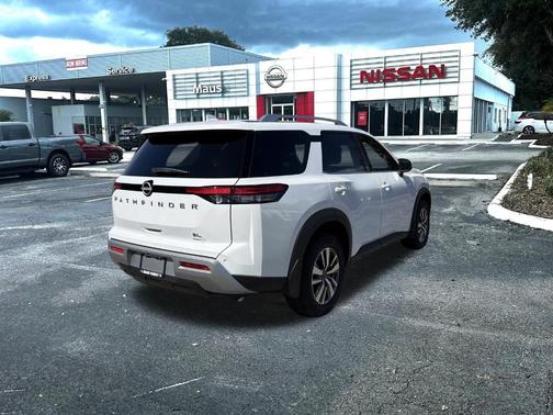 2025 Nissan Pathfinder SL