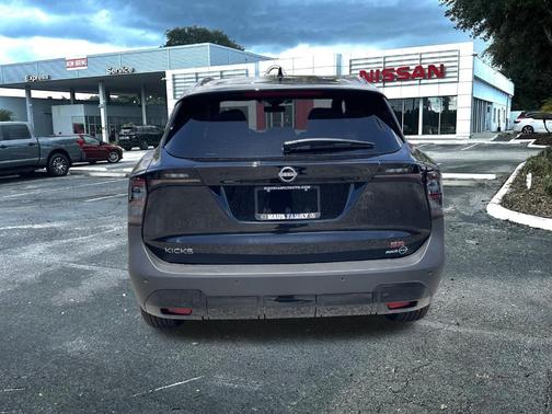 2025 Nissan Kicks SR