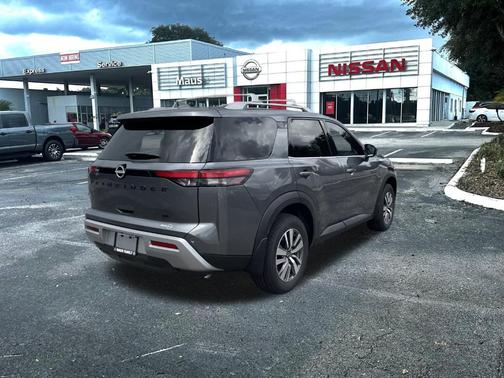 2025 Nissan Pathfinder SL