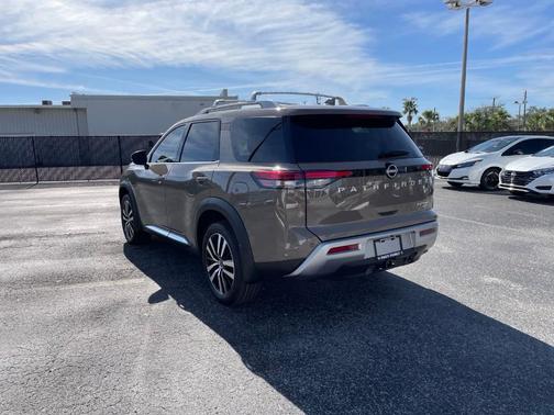 2025 Nissan Pathfinder Platinum