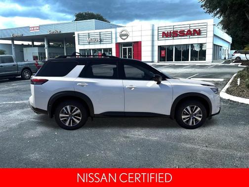 2025 Nissan Pathfinder SL