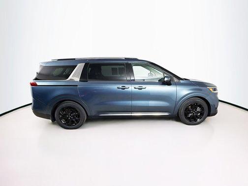 2023 Kia Carnival SX