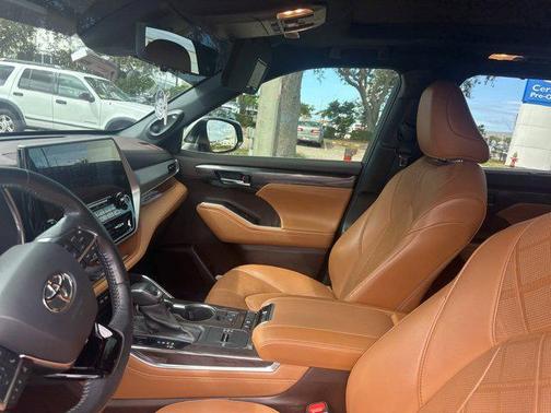 2021 Toyota Highlander Hybrid Platinum