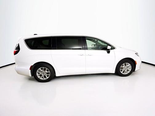 Bright White Clearcoat 2023 Chrysler Pacifica Touring L