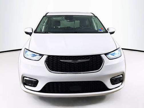 Bright White Clearcoat 2023 Chrysler Pacifica Touring L