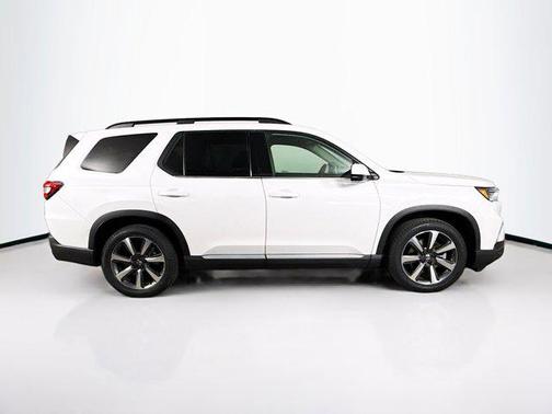 White 2024 Honda Pilot Elite