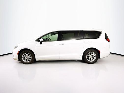 Bright White Clearcoat 2022 Chrysler Voyager LX