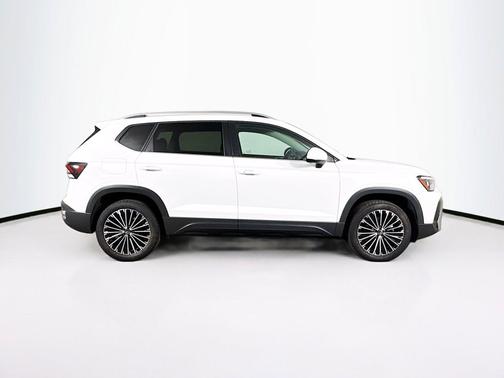 Pure White 2025 Volkswagen Taos 1.5T SE