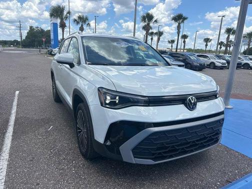 Pure White 2025 Volkswagen Taos 1.5T SE