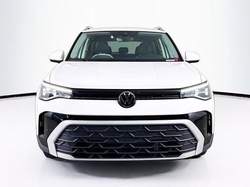 Pure White 2025 Volkswagen Taos 1.5T SE