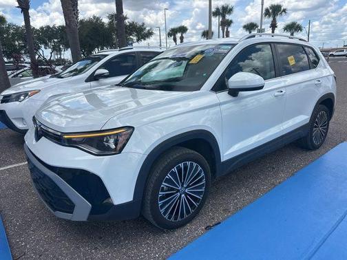 Pure White 2025 Volkswagen Taos 1.5T SE