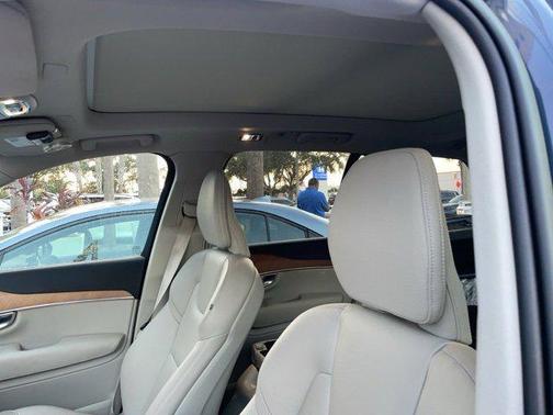 2022 Volvo XC90 T6 Momentum