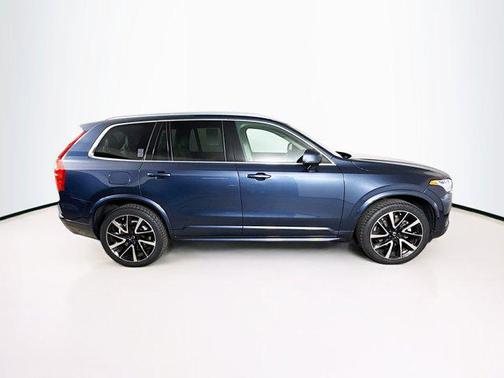 2022 Volvo XC90 T6 Momentum