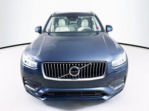 2022 Volvo XC90 T6 Momentum