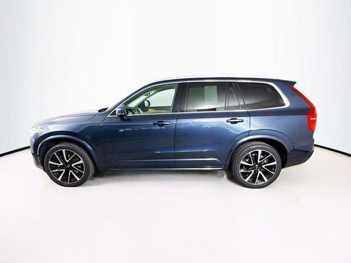 2022 Volvo XC90 T6 Momentum