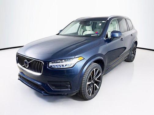2022 Volvo XC90 T6 Momentum