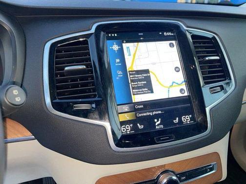 2022 Volvo XC90 T6 Momentum
