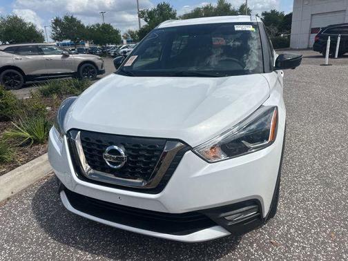 Aspen White Pearl 2019 Nissan Kicks SR