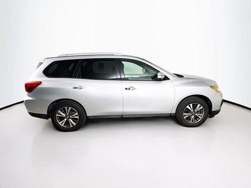 2017 Nissan Pathfinder SL