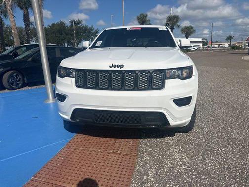 2022 Jeep Grand Cherokee Laredo