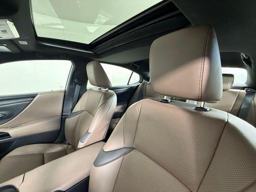 2025 Lexus ES 300h Base