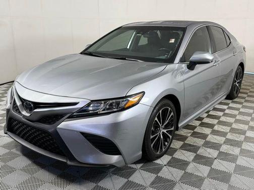 Super White 2019 Toyota Camry SE