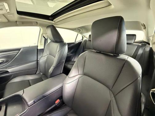2025 Lexus ES 300h Base