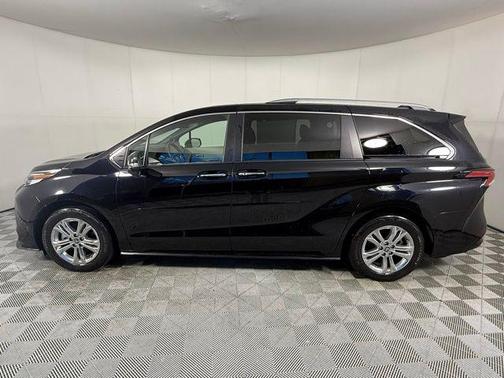 2022 Toyota Sienna Platinum