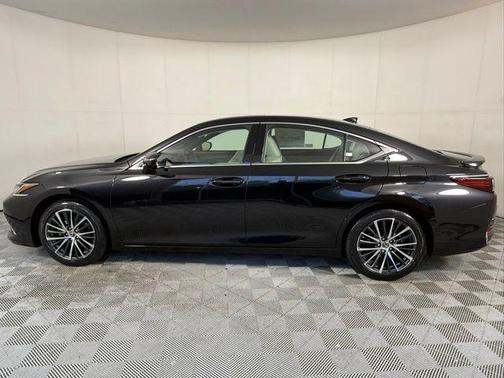 2025 Lexus ES 300h Base