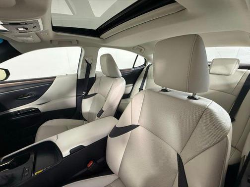 2025 Lexus ES 300h Base